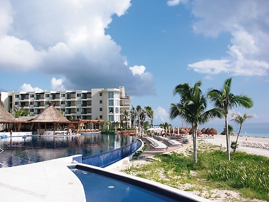 The infinity pool at Dreams Riviera Cancun