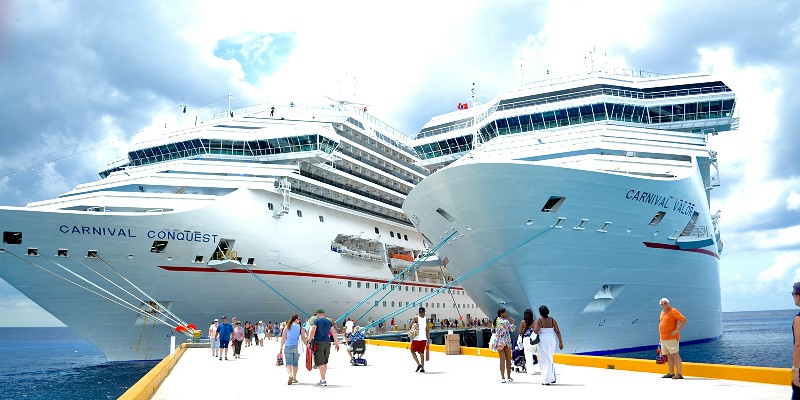 People disembarking two cruises ships in the Caribbean