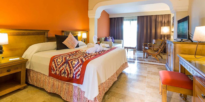 Bedroom of a suite in Grand Palladium Colonial